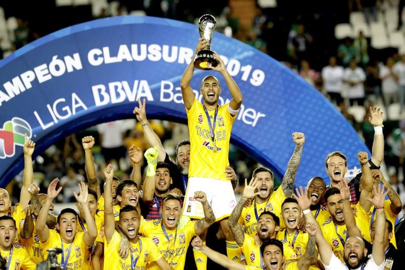 Foto de archivo de Guido Pizarro celebrando con el trofeso después de que Tigres ganó el título del torneo mexicano de fútbol. Estadio Nou Camp, León, México. 26 de mayo de 2019.REUTERS/Henry Romero