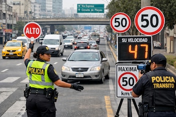 Una agente de tránsito peruana dirige el tráfico con una señal de 'Alto' y un agente usa un radar junto a un panel con '47' y señales de '50 km/h' en una calle de Lima.
