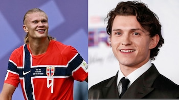 Imagen dividida con dos hombres sonriendo; uno con camiseta de fútbol roja, azul y blanca, y otro con traje negro, camisa blanca y corbata