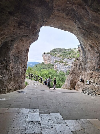 Entrada a las cuevas en Ojo Guareña. (Wikimedia/Heidi Meudt)