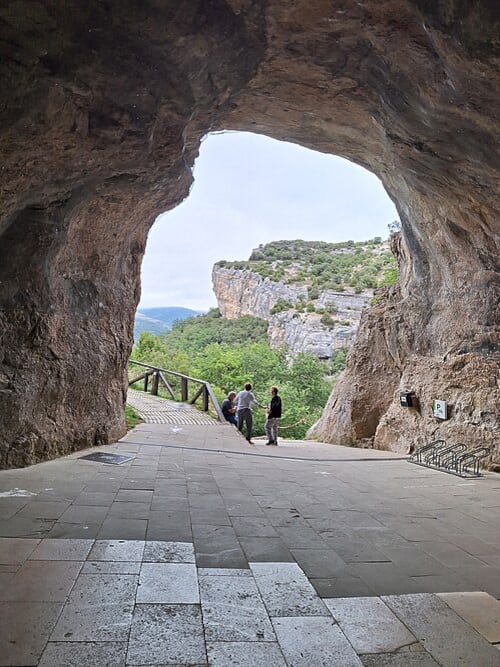 Entrada a las cuevas en Ojo Guareña. (Wikimedia/Heidi Meudt)