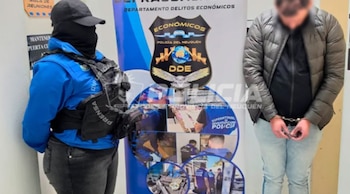Agente policial con chaleco y pasamontañas junto a un detenido con esposas, ante el logo de Delitos Económicos de la Policía de Neuquén