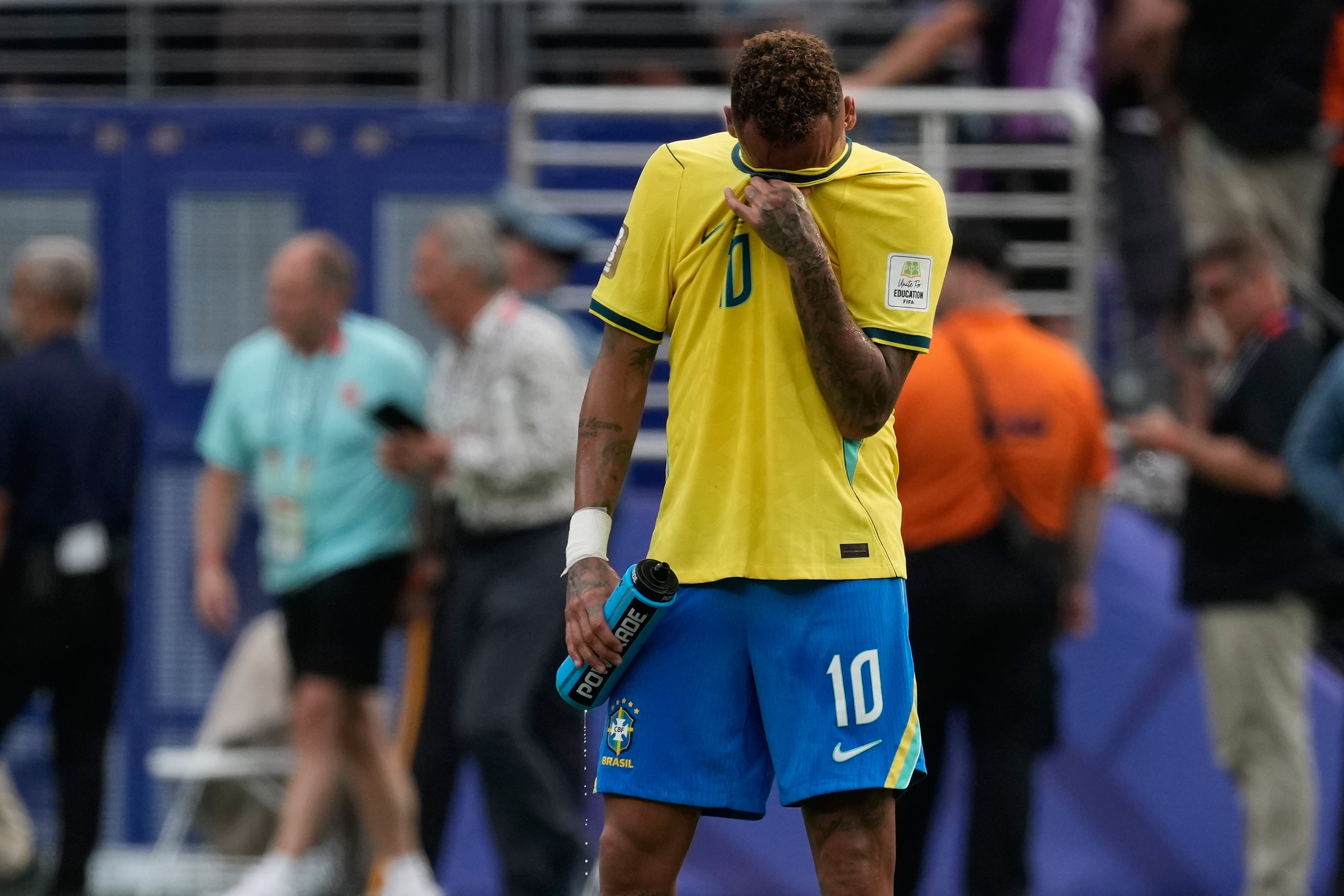 La prensa brasileña pide por un recambio profundo en su selección (AP Foto/Seth Wenig)