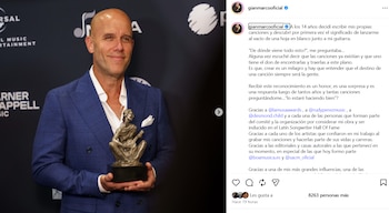 Captura de pantalla de una red social con la foto de un hombre de traje azul que sostiene una escultura metálica junto a un texto