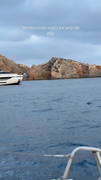 Darío Barassi documentó en Instagram una jornada de navegación en catamarán frente a las costas rocosas de Ibiza