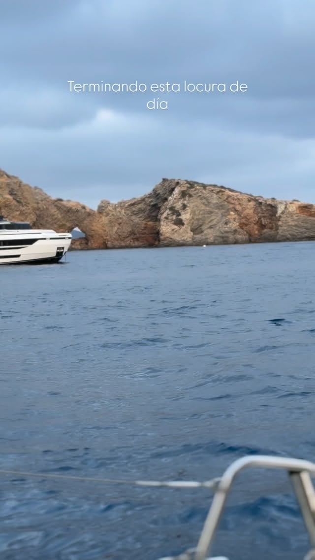 Darío Barassi documentó en Instagram una jornada de navegación en catamarán frente a las costas rocosas de Ibiza