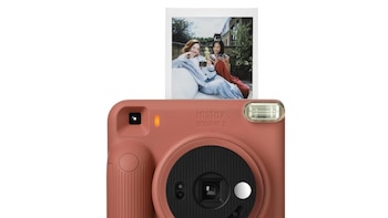 La nueva cámara instax SQUARE 2 llega con espejo para selfis y un nuevo mecanismo de filtros de temperatura de color