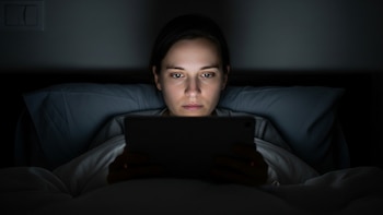 Luz azul o redes sociales: qué afecta más el sueño, según expertos