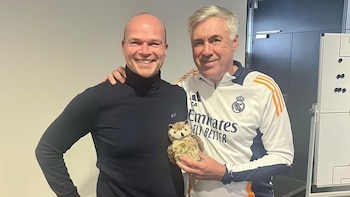 Carlo Ancelotti junto a Eamon