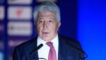 El presidente del Atlético de Madrid ironiza sobre el estado del césped del Metropolitano: “A algunos les gusta el pelo corto y a otros el largo”