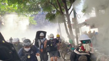 Los manifestantes enfrentan los gases lacrimógenos