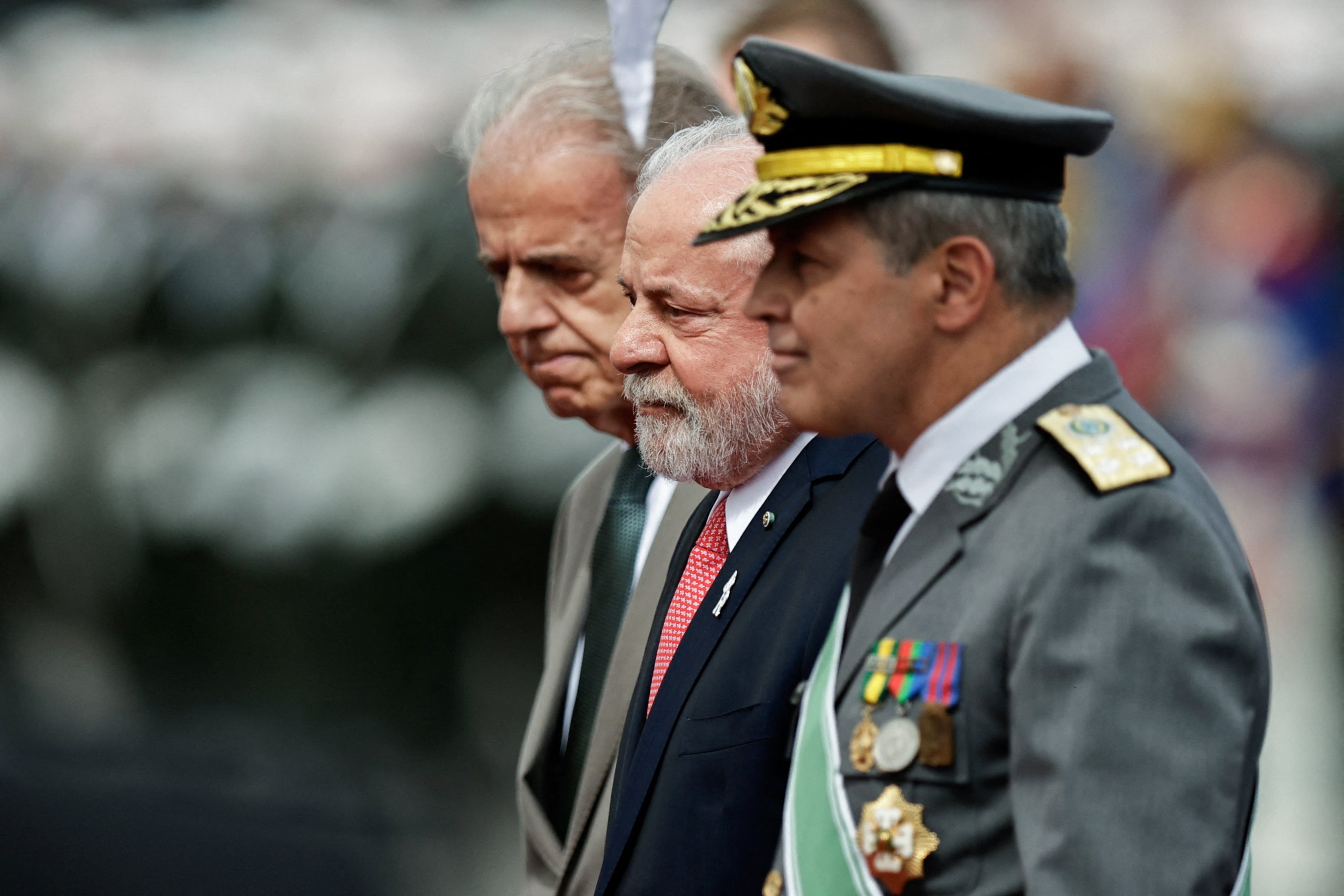 El ministro de Defensa, Jose Mucio; el presidente de Brasil, Lula da Silva; y el comante del Ejército, Tomás Ribeiro Paiva (REUTERS)