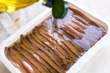 Preparación artesanal de la anchoa del cantábrico, en Santoña (Adobe Stock)