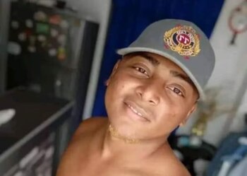 El hombre trabaja transportando personas