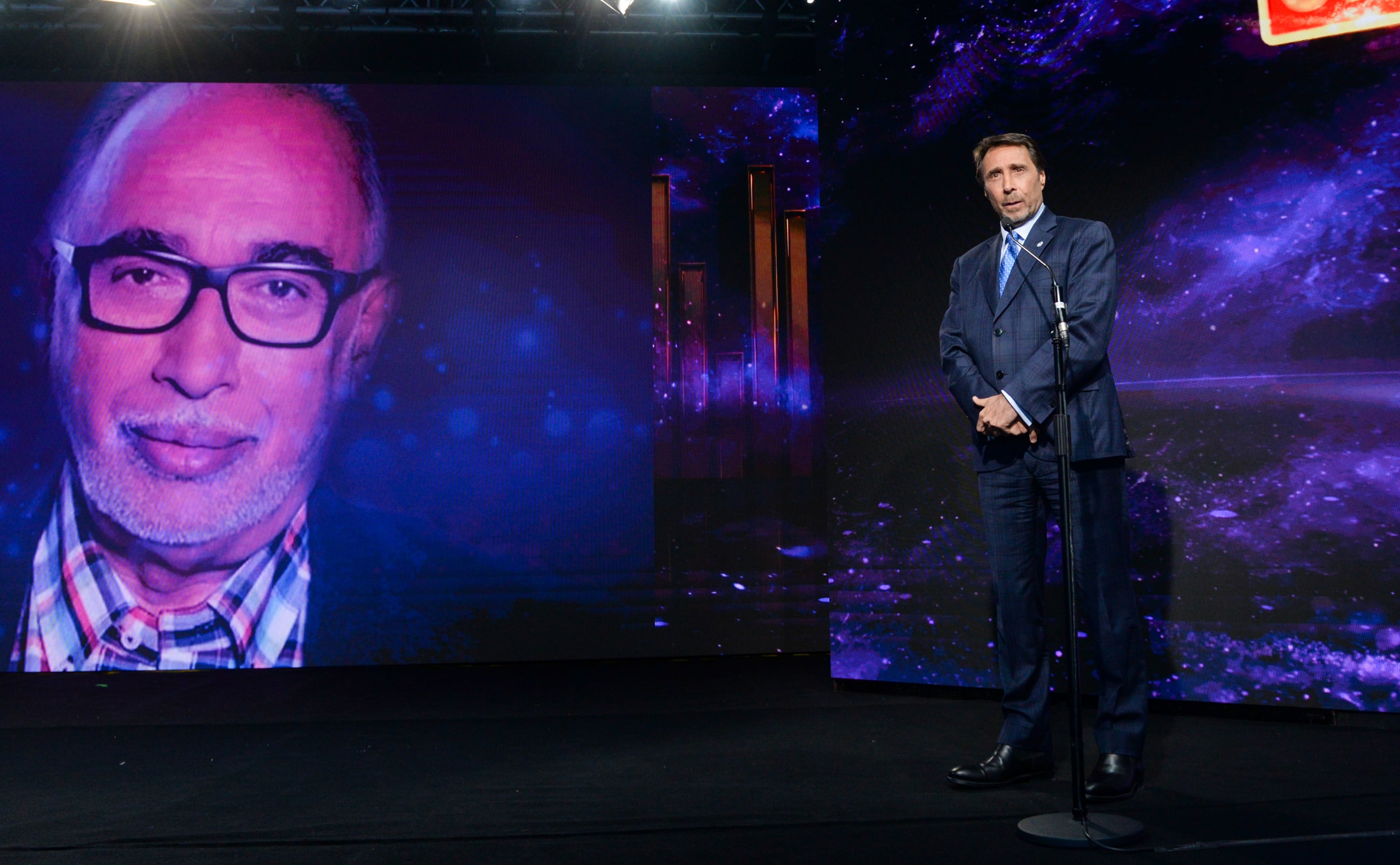Eduardo Feinmann encabezó el homenaje a Oscar González Oro durante los Martín Fierro de Radio (RSFotos)