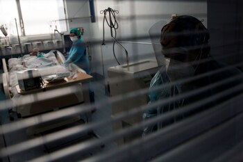 Personal sanitario atiende a un