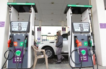 FOTO DE ARCHIVO: Un hombre en una gasolinera en Riad, Arabia Saudí, el 21 de febrero de 2017. REUTERS/Faisal Al Nasser