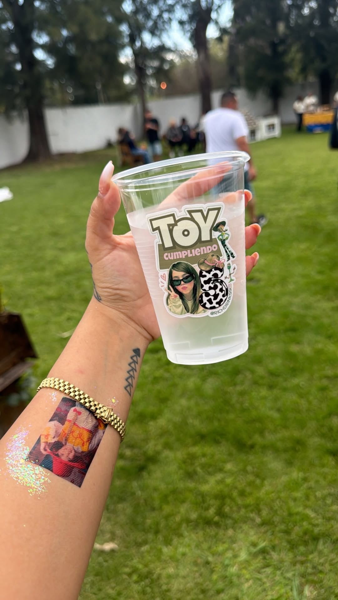 Vasos personalizados y tatuajes temporarios formaron parte del festejo (Instagram)