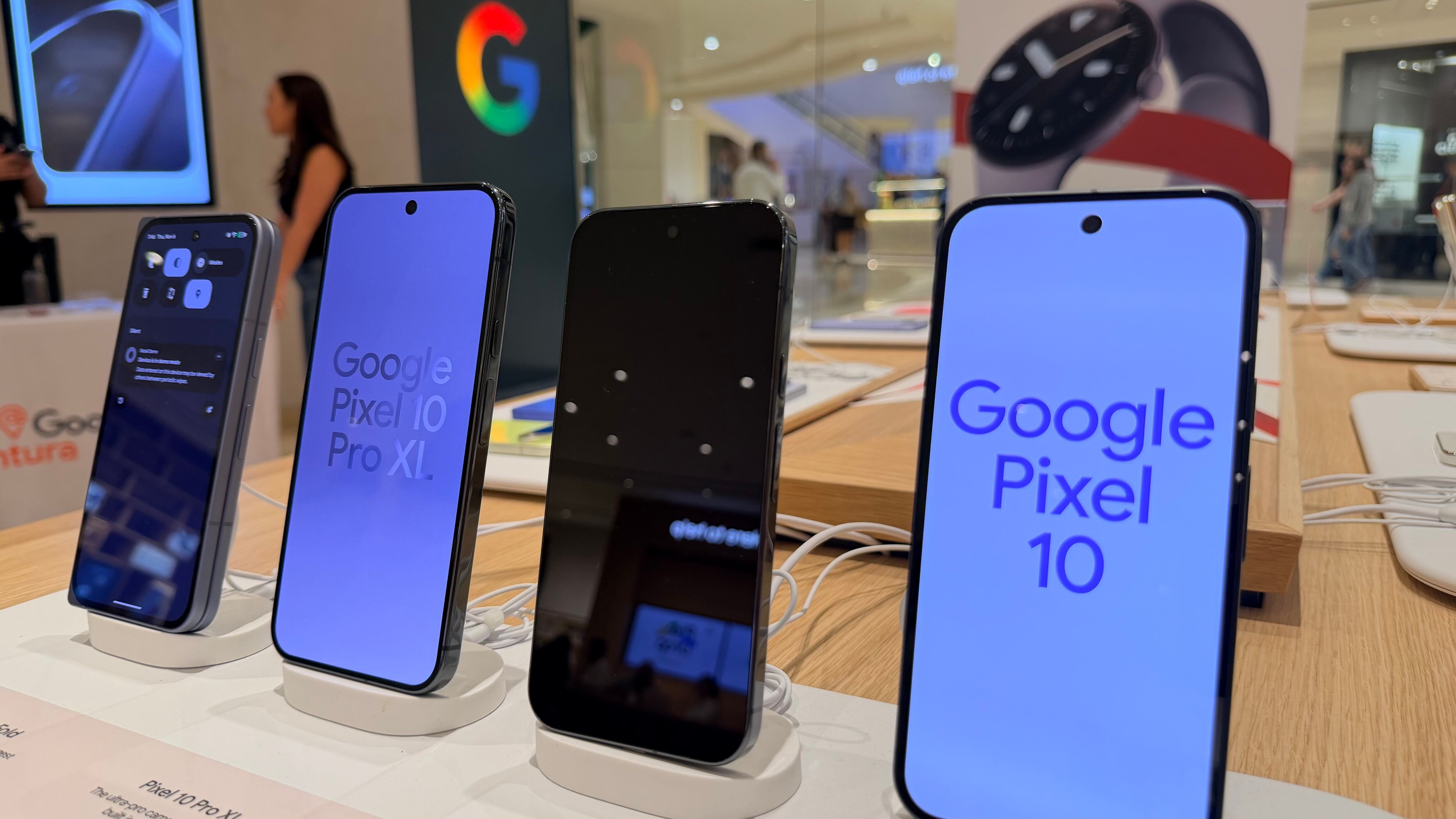 Los modelos Google Pixel 10 y Pixel 10 Pro resaltan en el espacio interactivo dedicado a smartphones dentro de la tienda.