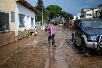 Vecinos limpian el barro acumulado tras las lluvias torrenciales en Montornès del Vallès, Barcelona. (Lorena Sopêna / Europa Press)