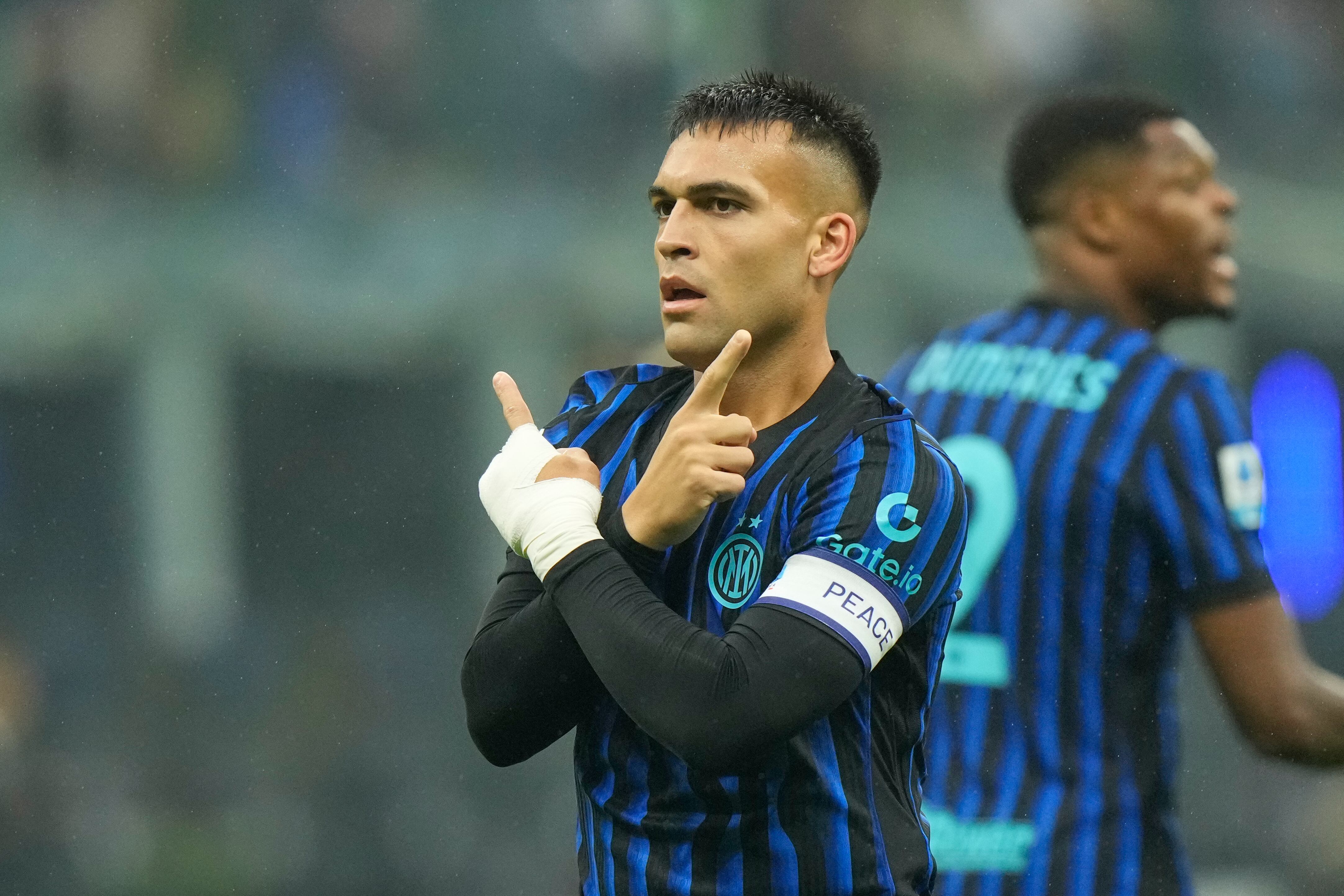 Lautaro Martínez celebra tras abrir el marcador en el encuentro ante el Cremonese (AP Foto/Luca Bruno)
