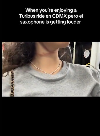 La grabación compartida en TikTok generó miles de reacciones por el riesgo que enfrentaron quienes viajaban en la parte superior de la unidad.