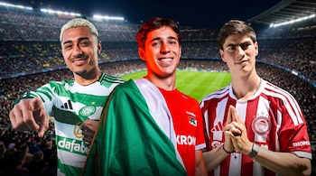 Tres futbolistas con uniformes deportivos posan frente a la cancha iluminada de un estadio de fútbol nocturno lleno de aficionados.