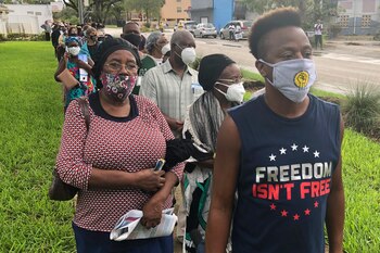 Personas haciendo fila en un