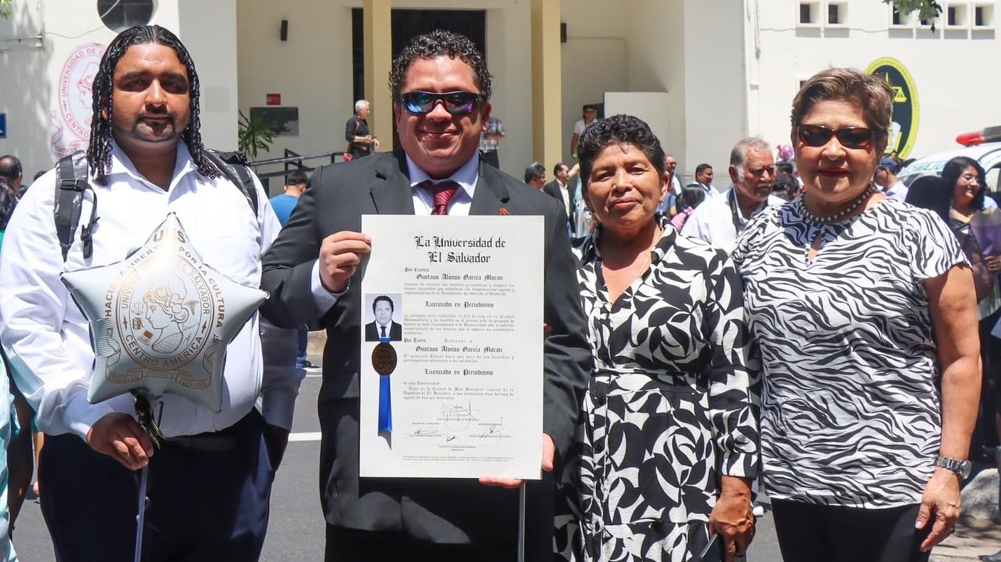Gustavo Morán recibe su título en Periodismo en la Universidad de El Salvador tras un recorrido con apoyos de accesibilidad (Foto cortesía UES)