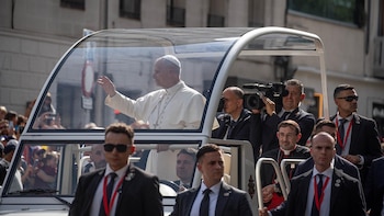 De un carruaje a un automóvil eléctrico blindado: cómo un atentado obligó al Vaticano a rediseñar el papamóvil
