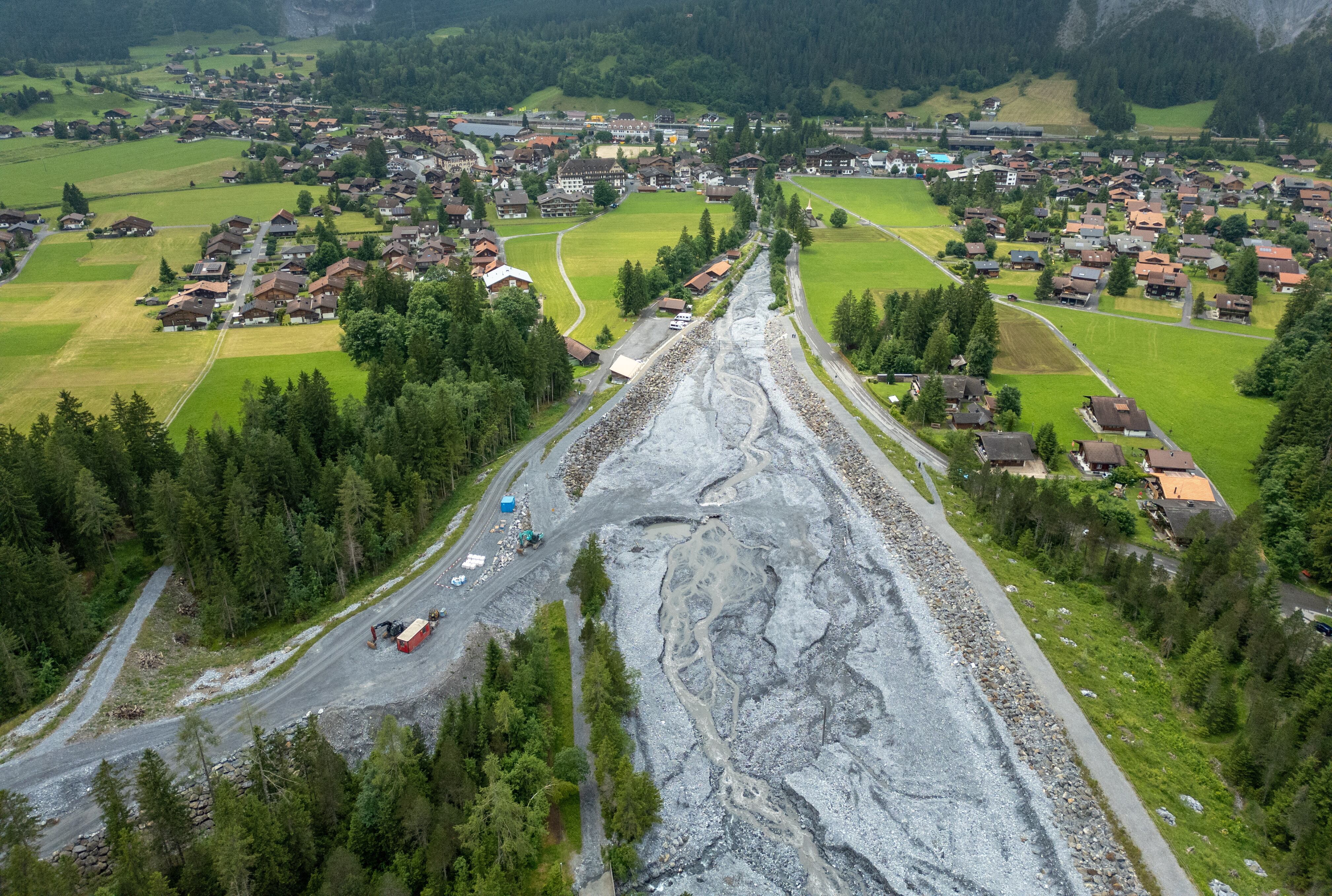 Vista actual desde un dron del Oeschiwand (muro de Oeschi) en el río Oeschibach, que protege al pueblo de las crecidas repentinas y los desprendimientos de rocas en Una vista desde un dron muestra el Oeschiwand (muro de Oeschi) en el río Oeschibach, que protege al pueblo de las crecidas repentinas y los desprendimientos de rocas del Spitzen Stein en Oeschinensee, mientras el cambio climático y el calentamiento del permafrost plantean retos cada vez mayores en Kandersteg, Suiza, el 26 de junio de 2025 (REUTERS/Denis Balibouse)