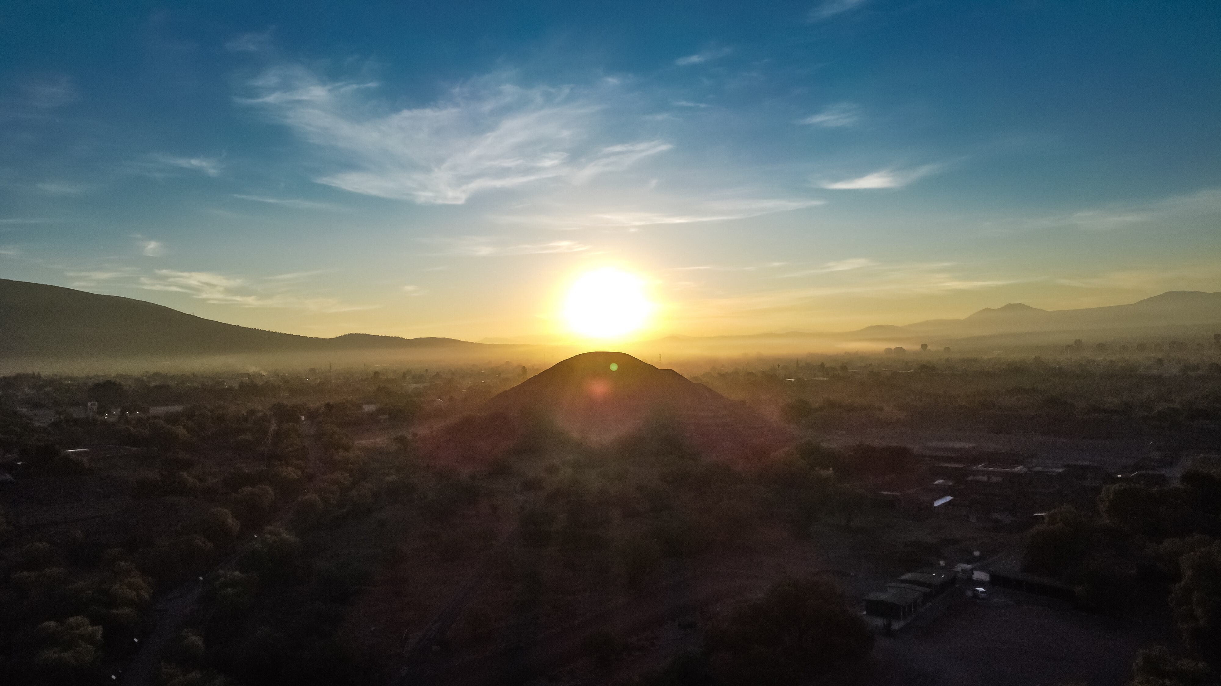 Alineación de las pirámides de Teotihuacan al amanecer que sigue la calzada principal de Los Muertos, la luz se dirige a la Pirámide de la Luna, ocasionando que el vértice noreste de la pirámide se alinée conel volcán El Xihuingo durante los amaneceres del solsticio de verano Foto: (Aarón González)