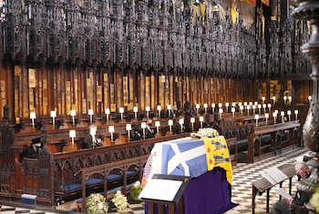 La reina Isabel II y su hijo menor, el príncipe Andrés en el interior de la capilla