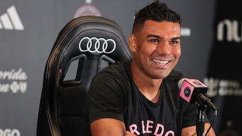 Casemiro dio un emotivo discurso tras firmar con Inter Miami y aseguró que pretende ayudar al “Dios del fútbol” Lionel Messi a ganar más título