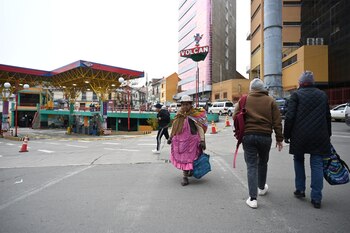 Gente camina cerca de un