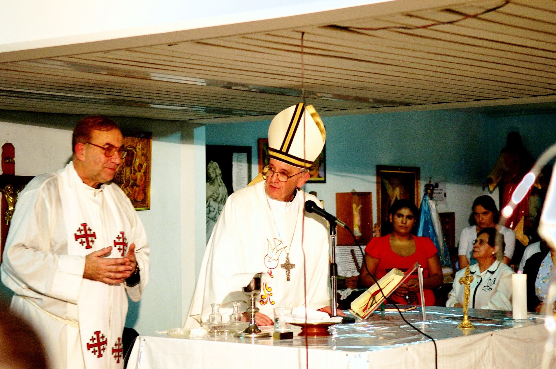 Bergoglio dando misa en el Hospital Garrahan