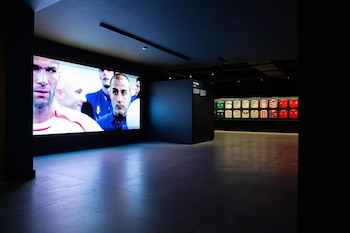 La historia de la Copa Mundial Masculina de la FIFA se exhibe en un museo de Nueva York, mostrando objetos históricos de leyendas