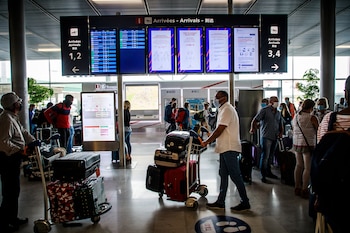 Viajeros en el aeropuerto de