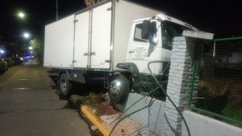 Villa Devoto: un camión chocó contra el alambrado y el muro del ferrocarril San Martín