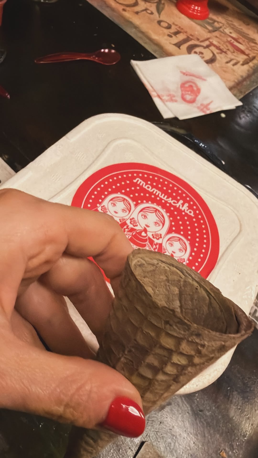 La pareja, a pesar del frío, disfrutó de un helado