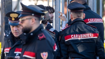 Más de 30 personas son tomadas como rehenes por un grupo de supuestos ladrones en un banco del sur de Italia