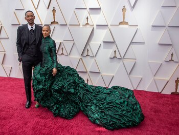 OSC01. LOS ÁNGELES (CA, EE.UU.).- 27/03/2022.- Will Smith y Jada Pinkett Smith posan en la alfombra roja de los Premios Óscar hoy, en el Teatro Dolby de Los Ángeles, California (EE.UU.). EFE/ Javier Rojas