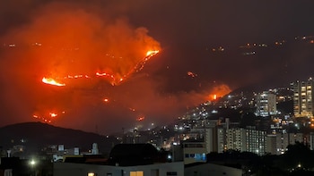 Así se vieron las llamas en la zona montañosa del noroccidente de Cali - crédito @supershadai/X