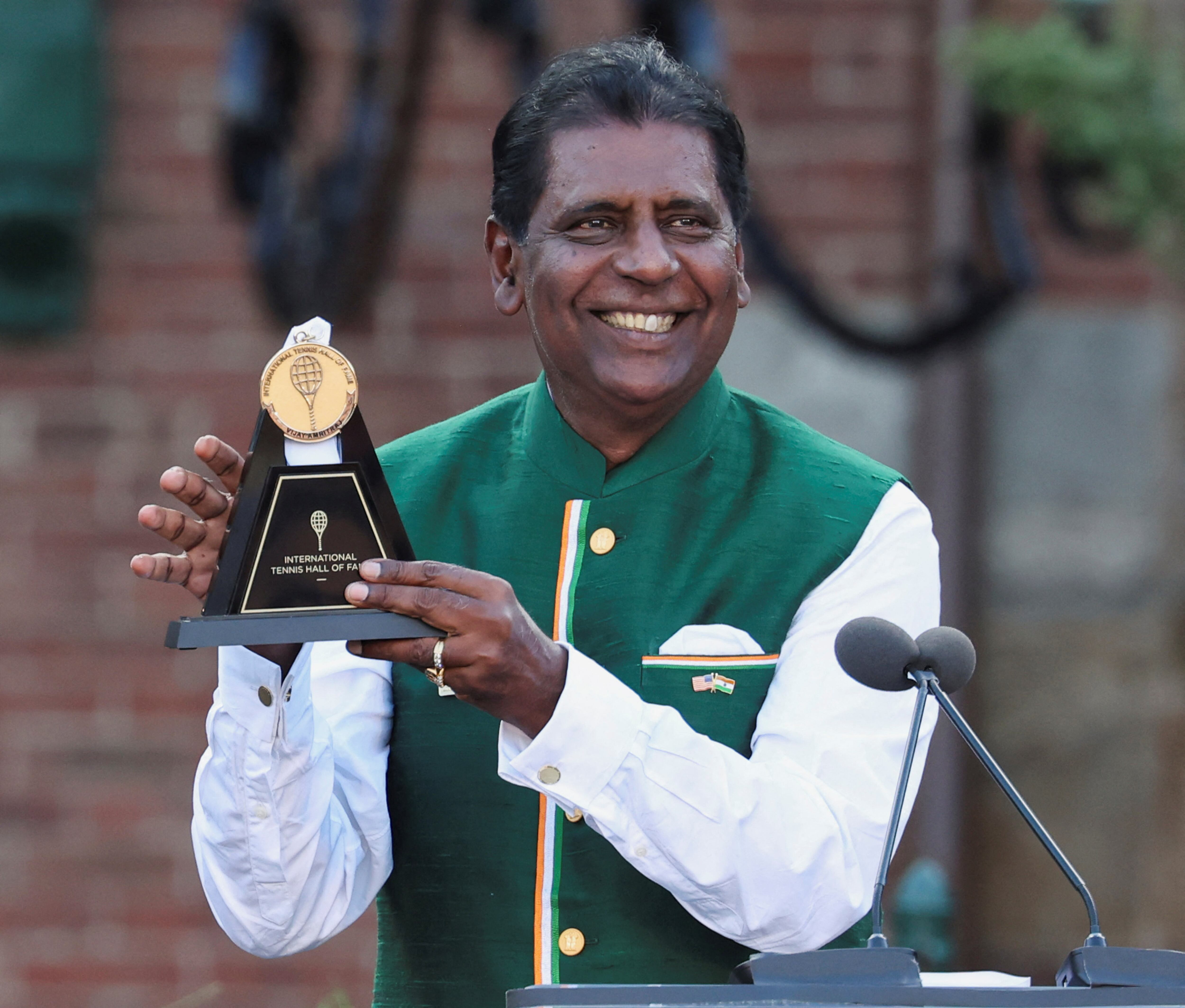 La filosofía de vida de Vijay Amritraj resalta la importancia de inspirar y alegrar la vida de los demás cada día (REUTERS/Mark Stockwell)