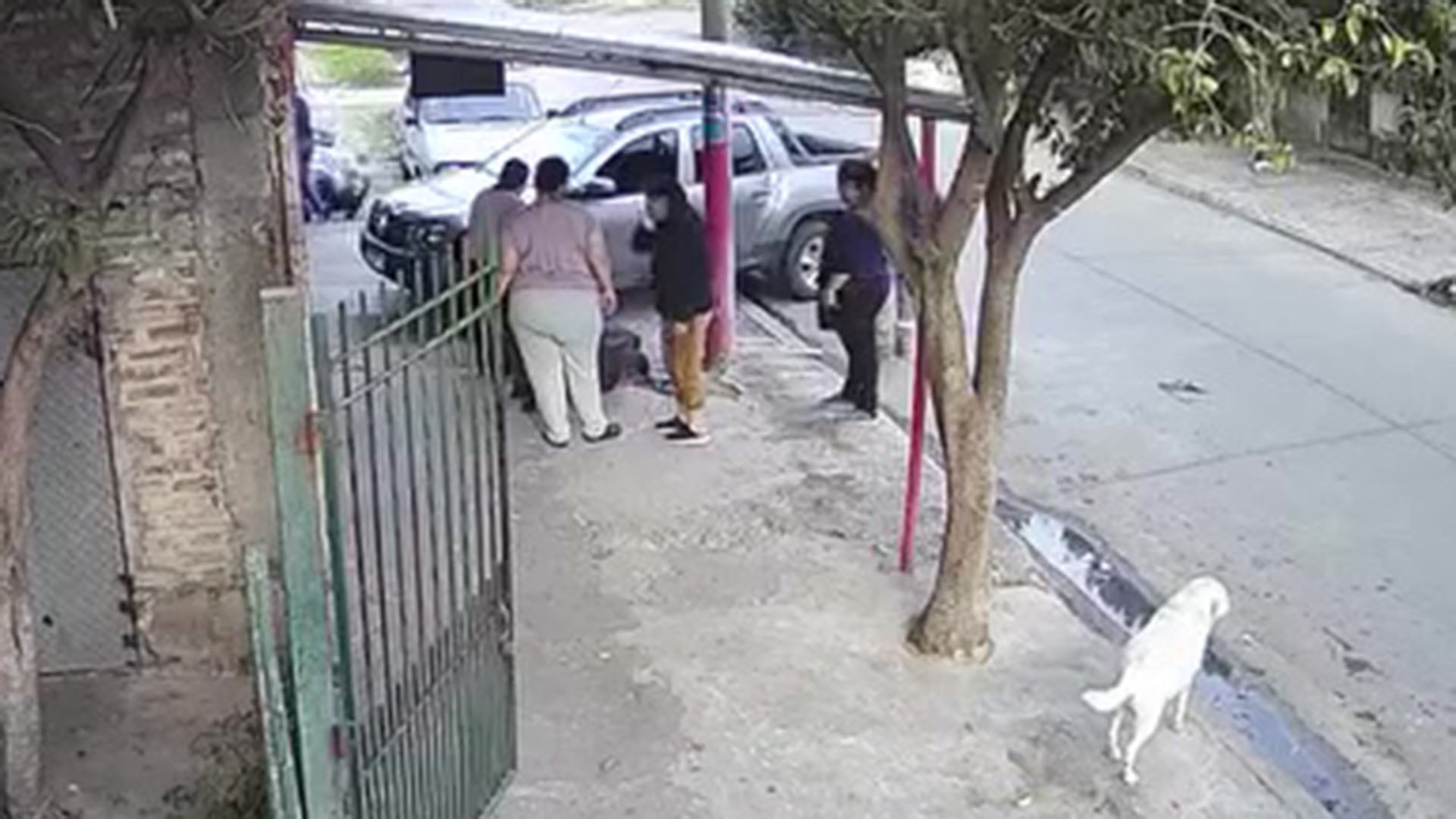 Familiares y vecinos asistieron a la víctima.