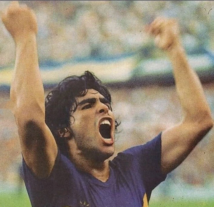 La postal del debut festejando el cuarto gol de esa tarde