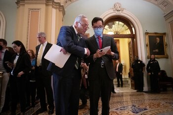 Chuck Schumer junto a un