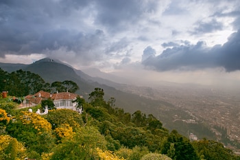 Leyendas urbanas rezan que bajo el cerro que abraza Bogotá se encuentra un volcán dormido - crédito X