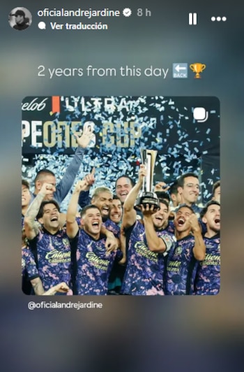 Captura de pantalla de una historia de Instagram con la foto de un equipo de fútbol festejando con un trofeo y confeti