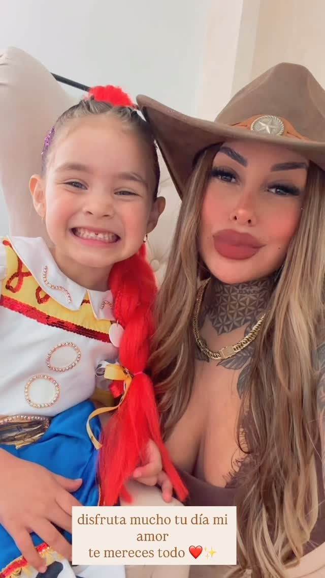 Báez se sumó a la temárica y eligió un look inspirado en el Lejano Oeste